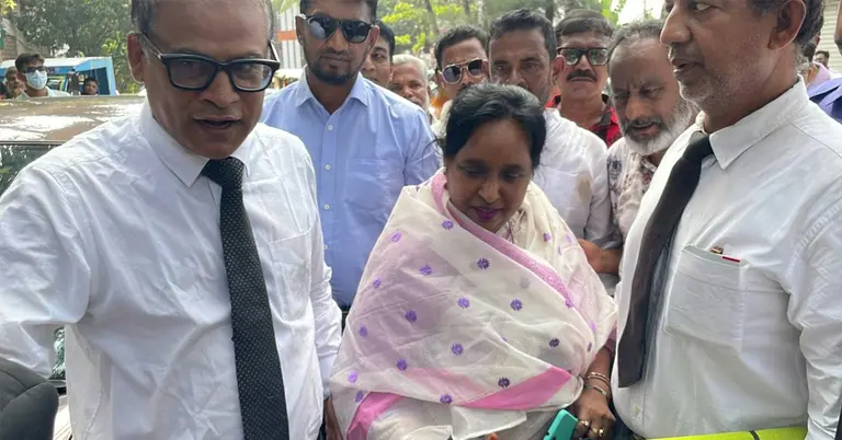 আদালত প্রাঙ্গণে সেলিনা হায়াৎ আইভী